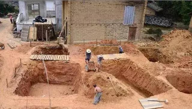 农村自建房基础施工这么做才能又稳又安全,别再花冤枉钱了